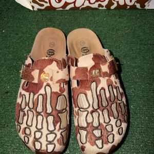 Octavious Marks cowprint Clogs